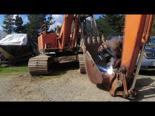 Fixing a Cracked Excavator Bucket and Digging a new road