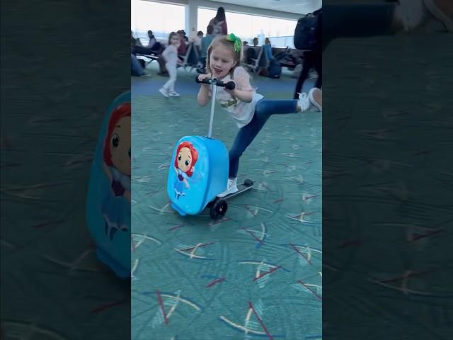 Travelling is fun ️ #kiddietotes #travelwithkids #airtravel #toddler #kids #luggagegear #usa