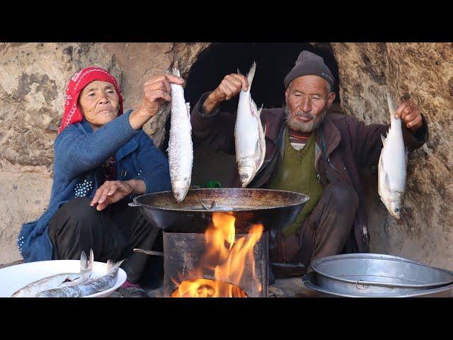 Old Lovers Cooking Fish Curry Recipe in the Cave | Love Story in a Cave| Village life in Afghanistan