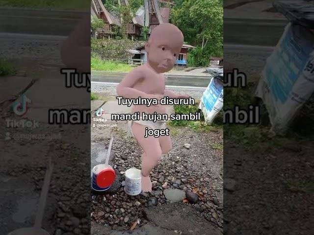 Tuyul mandi hujan di depan toko