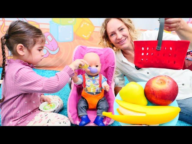 Spielen und Lernen mit Nicole. Obst-Brei für Baby Born. Spielzeug Video für Kinder