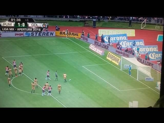 Gullit peña falla el penal (chivas vs pumas) liga mx 2016