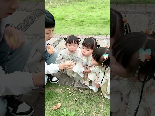 这个男人又带他三千金出门炫耀去了   #家有萌娃 #三胞胎vlog #爸爸帶娃記  #lovelybaby  #lovely