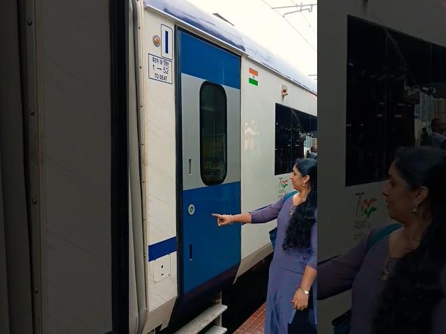 VANDE BHARAT EXPRESS TRAIN AUTOMATIC DOOR OPENING ️#shorts #viral #vandebharatexpress