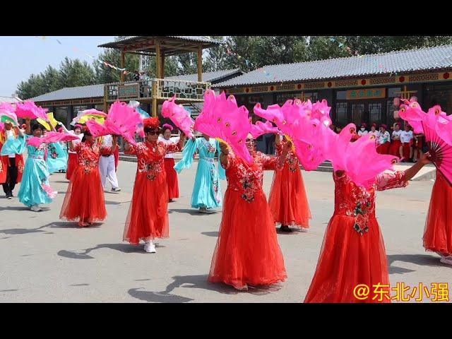 It was wonderful to watch the Yangko show. The northeast sticky malatang with my mother eating 8 di