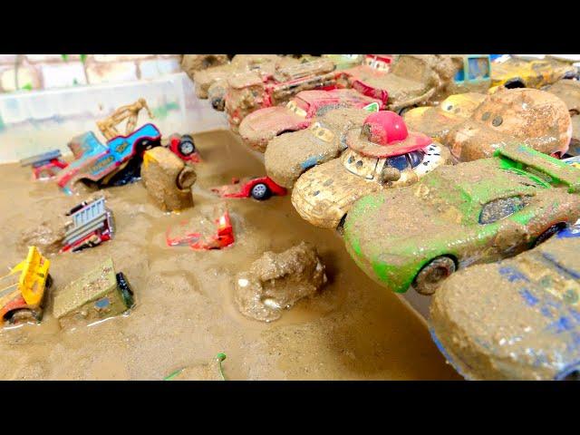 Cars minicars covered in mud! Watch the Cars dive into the mud!