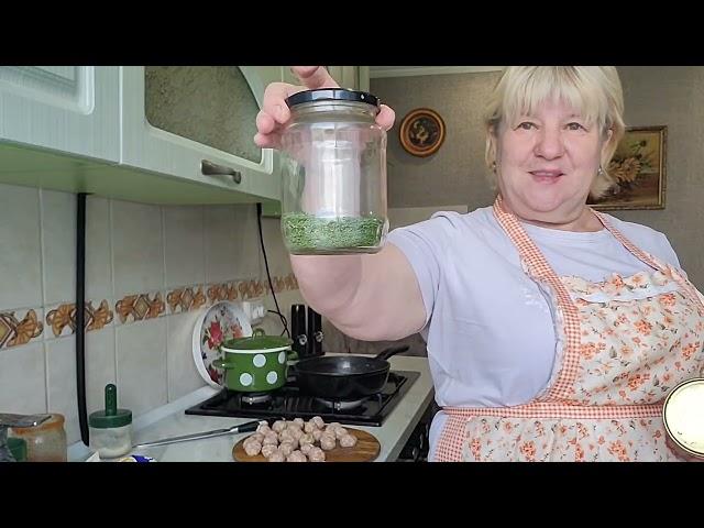 Фрикадельки в томатном - сметанном соусе. Салат. Купила овощи.