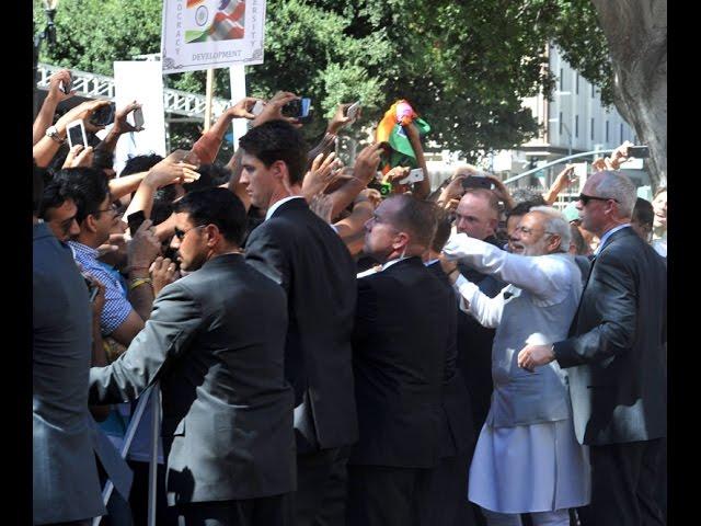 PM Modi greeted by people outside the hotel in San Jose, California