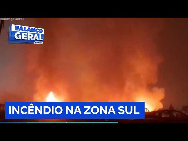 Fogo destrói ao menos 60 veículos em pátio na zona sul de São Paulo