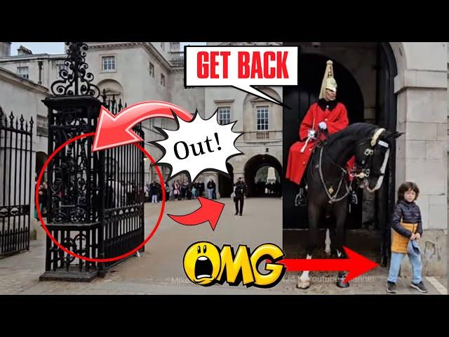 SHOCKING MISTAKE BY THE PARENTS! KING’S GUARD REACTS AT THIS SITUATION! OFFICER SHOUTS AT TOURIST.