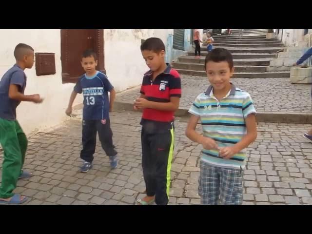 La Casbah   d'Alger .Les  enfants et les toupies"Zerbote"  Copyright Zinedine Zebar