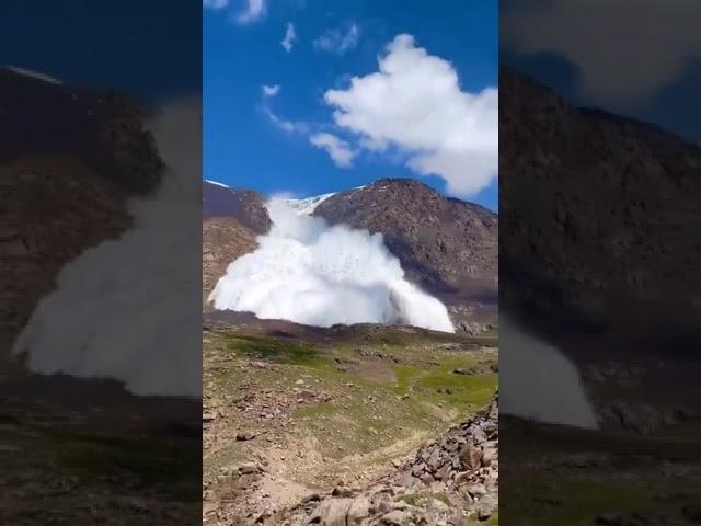 Massive avalanche hurls to hiker Harry Shimmin during his visit to Kyrgyzstan, he survived