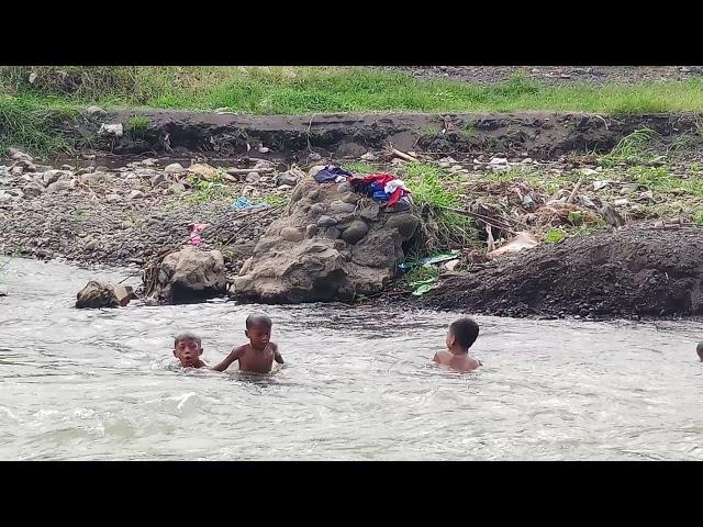 gerombolan tuyul lagi mandi