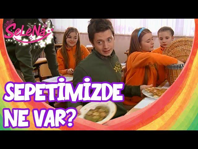 Kızların Sihirli Yemek Sepetinde Yok Yok - Selena Sahneler