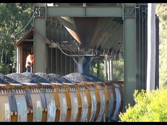 LOADING THE APEX TRAIN - The Hanson Aggregates Train at Kilmore East