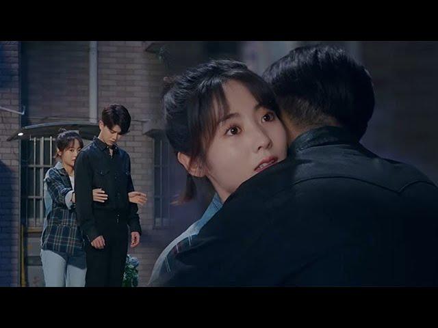 Cinderella shy hug CEO, CEO finally stop hiding his love and hug her back