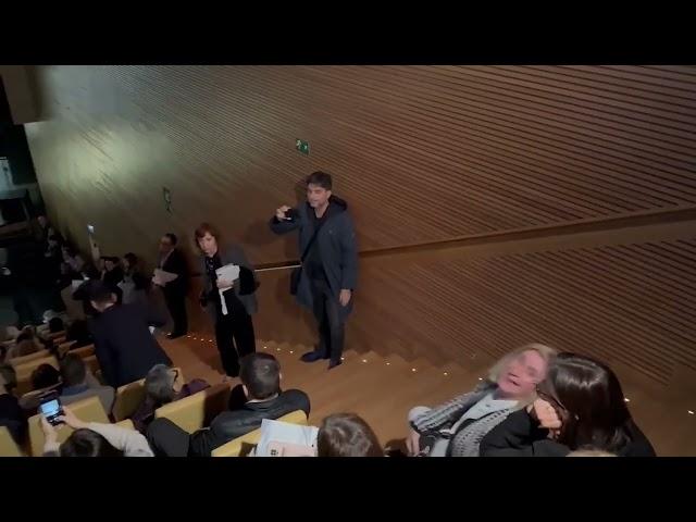 Interrumpen un acto de Mazón al grito de "DIMISIÓN" y asistentes abandonan el auditorio