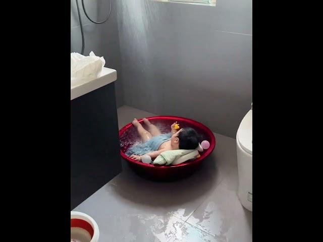 Good morning, friends~ I hope you can be as leisurely and comfortable as this little girl!