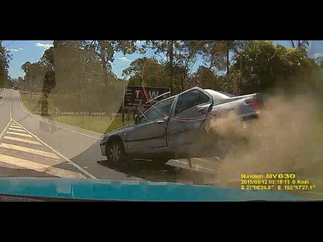 Speeding car overtakes 6 cars on wrong side of road and crashes - Queensland