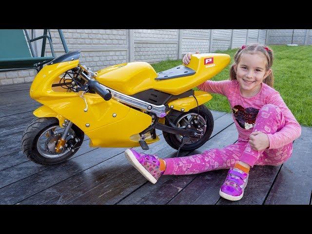 Melissa and Arthur ride on children's Motorbike and Cars