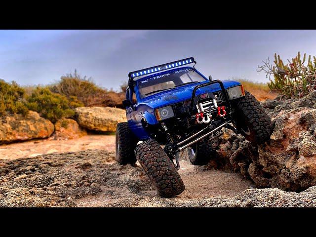 AWESOME RC SCALER - Axial Scx10 + Hilux 4 Door body : Extreme Crawling