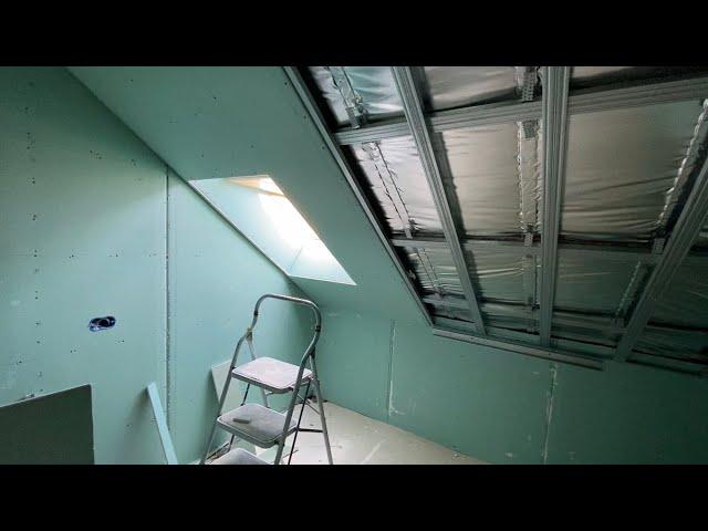 Мансарда, потолок из гипсокартона в две плоскости, с окном. Монтаж гипсокартона.