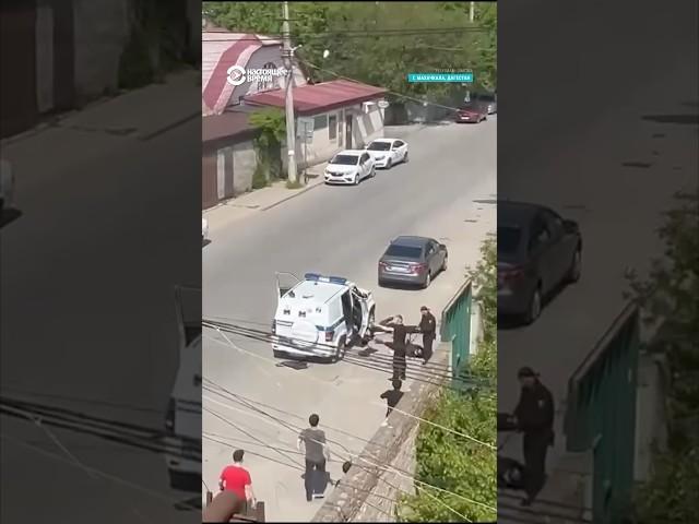 В Махачкале неизвестные напали на патруль ДПС. Есть погибшие и пострадавшие #дагестан #россия