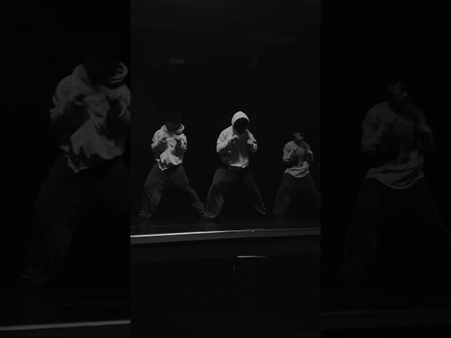 Hop on da show - Tlinh, Low g