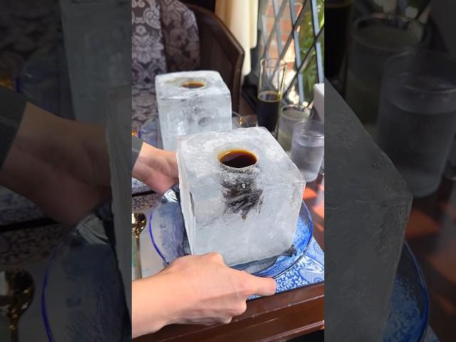 深夜喫茶店の氷の器のアイスコーヒーぐるぐる混ぜるとシャーベット状の部分もうまれて2度楽しめる！ #神戸グルメ