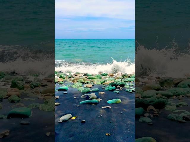 Pantai Batu Biru (Blue Stone Beach) Пляж с черным песком и голубыми камнями