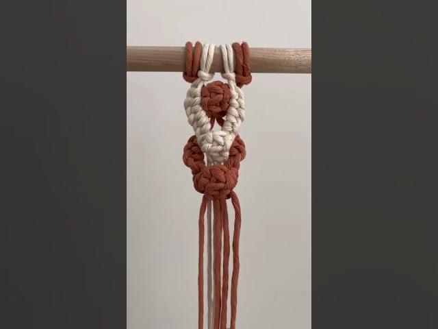 DIY Macrame Pattern - Berry Knot X Half Hitch Stacking Design.