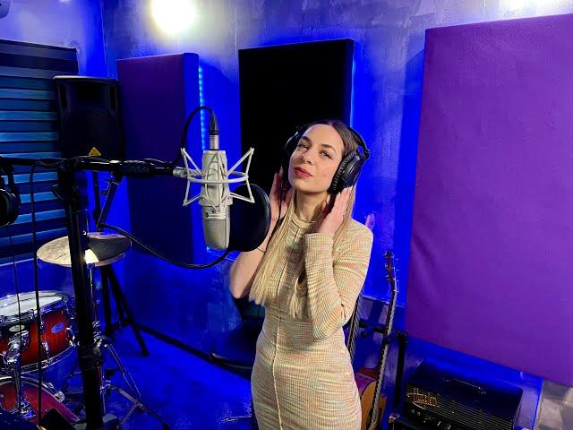 Alexandra Holek - Loyal Brave True (studio cover)