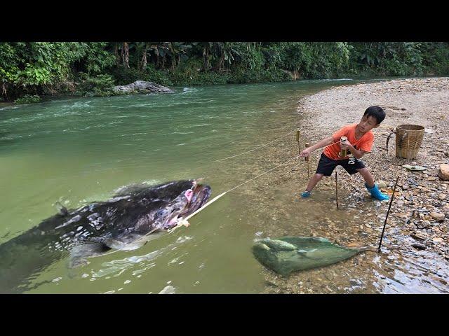 fishing ancient fishing techniques,fishing with worms  Highland boy Khai catches catfish for sale