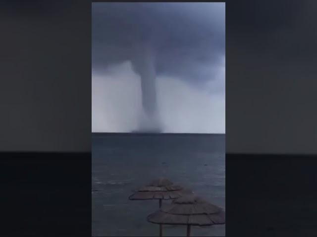  Gigantesca Tromba Marina ️ a largo dell’Isola Rossa  Sardegna ( video di Marco Pisano )