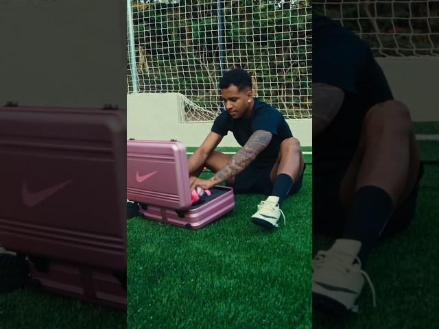 Rodrygo is packing for London with a pink touch  Thank you Ronaldinho  #NikeFootball