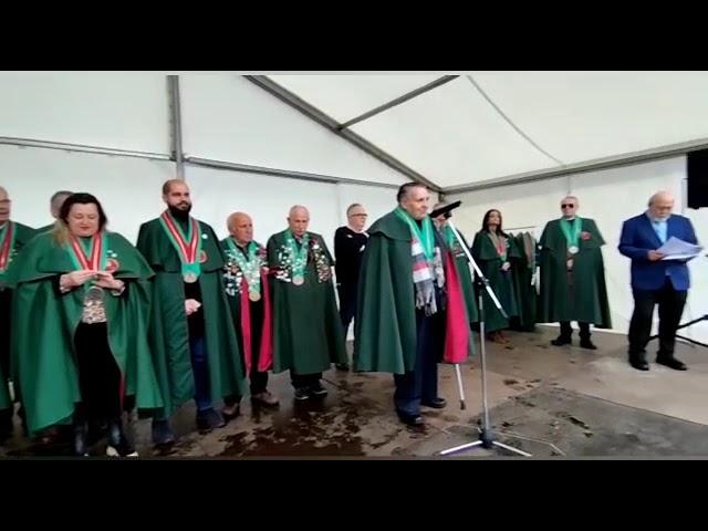 La lluvia no eclipsa la entrega de capas a los nuevos comendadores en la Festa do Caldo de Mourente
