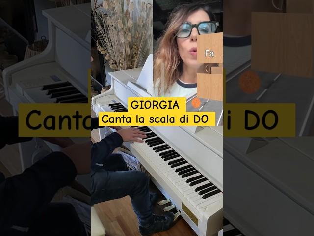 Giorgia canta la scala di DO "armonizzazione al piano" #maestroberti #piano #divertente #musica