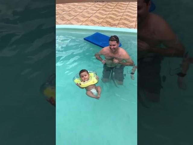 Levi na piscina da chácara primeira vez