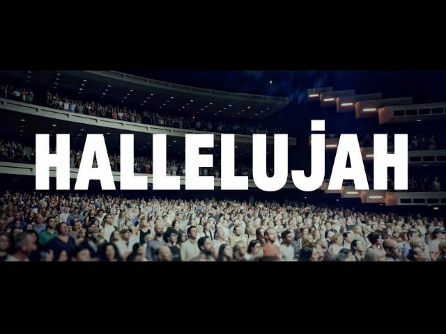 2500 Montréalers sing L. Cohen’s “Hallelujah” in perfect harmony at Place Des Arts