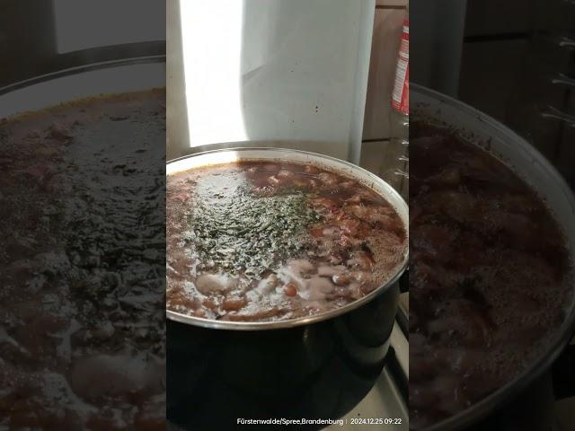 Що повинно бути в кожній хаті на Різдво - звичайно, свіжий БОРЩ! :) Поки діти сплять - батько готує!