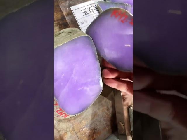 万万没想到切开后竟是“帝王紫”#翡翠#天然缅甸翡翠原石#直播赌石 #翡翠吊坠#翡翠手镯#买翡翠观音#雕刻#翡翠直播#jade#gemstone#玉石#翡翠珠宝#热门