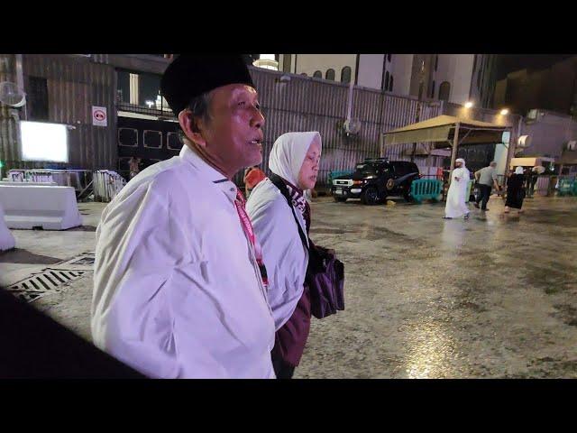 BADAI DI MAKKAH BARU BANGET BERHENTI TIBA TIBA MELIHAT SUAMI ISTRI NANYA ASKAR LUPA JALAN PULANG