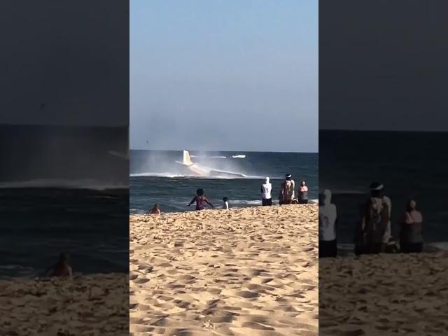 WILD video shows small plane crash land in Atlantic in Ocean C ity, Md.