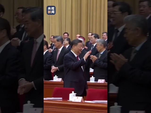 现场视频！十四届全国人大三次会议开幕，习近平等党和国家领导人出席开幕会。（视频来源：中央广播电视总台）