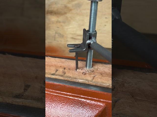 Removing nails has never been easier than now. #NailRemovalHack #SmartTools #JobsiteTips
