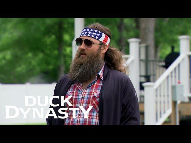 Duck Dynasty: The Guys Help Si Move a Storage Container