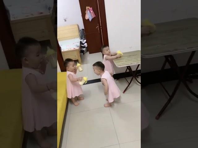 【triplets - 胡家三千金】拿到吃的就扭啊扭 #家有萌娃 #三胞胎vlog #爸爸帶娃記