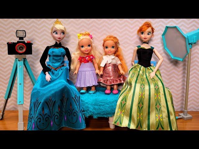 Photo studio ! Elsa & Anna toddlers - Barbie is the photographer - dress up