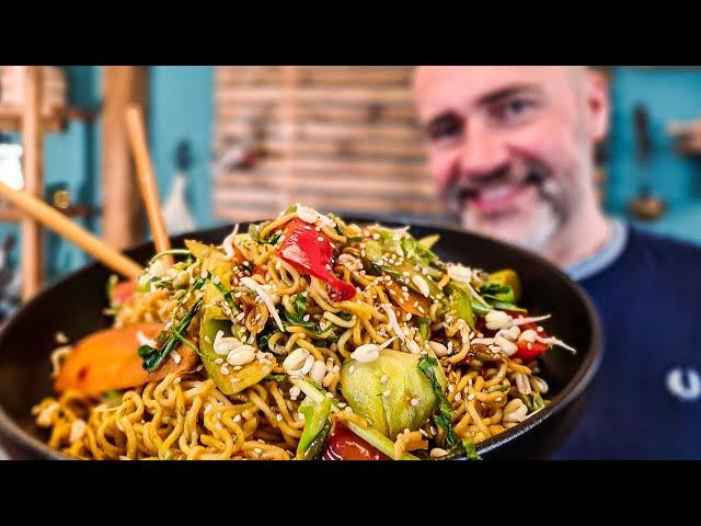 Veganes Bami Goreng vom Feinsten! Der indonesische Küchenklassiker in 10 Minuten frisch zubereitet.