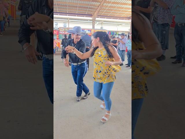 Baile en la pulga de Alamo #baile #dance #fy #parati #bailando #dancing #pulgadealamo #cumbia